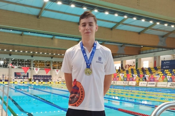 Colosal Campeonato de España Junior del nadador del C.N. San Fernando, David Rodríguez Piñero (2008), doble Campeón de España, 50 y 100 espalda, rebajando diecisiete veces distintos récords.