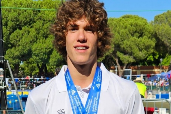 Imponente actuación de Guillermo Espinosa Carrasco, nadador del C.N. San Fernando, en el XLV Campeonato de España Infantil de Verano en Ciudad Real. Guillermo gana dos medallas, una de plata y otra de bronce.