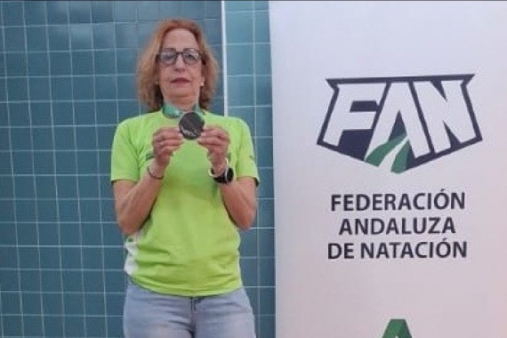 Gran actuación de Tere Muñoz, Club Natación San Fernando, en el Campeonato de Andalucía Máster de Larga Distancia